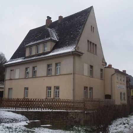 Ferienwohnung Wettin Am Petersbrunnen Bagian luar foto