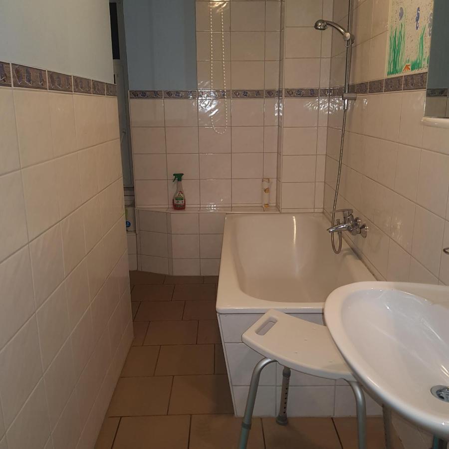 Ferienwohnung Wettin Am Petersbrunnen Bagian luar foto