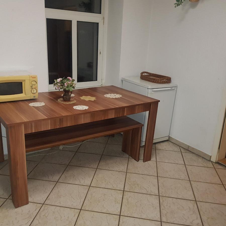 Ferienwohnung Wettin Am Petersbrunnen Bagian luar foto